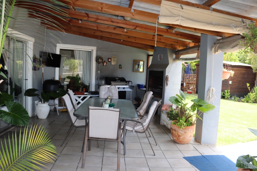 To Let 4 Bedroom Property for Rent in Kleinmond Western Cape